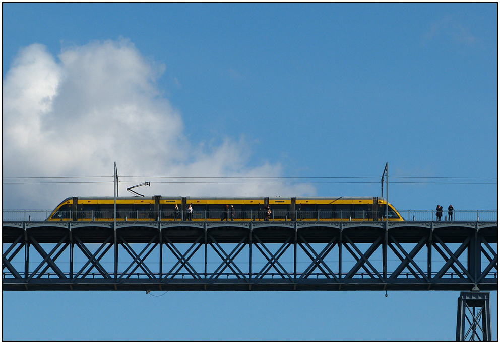 Die Metro auf der Luiz I Brücke