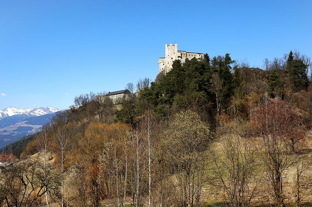 die Michelsburg bei St. Lorenzen, im Hintergrund die Pfunderer Berge