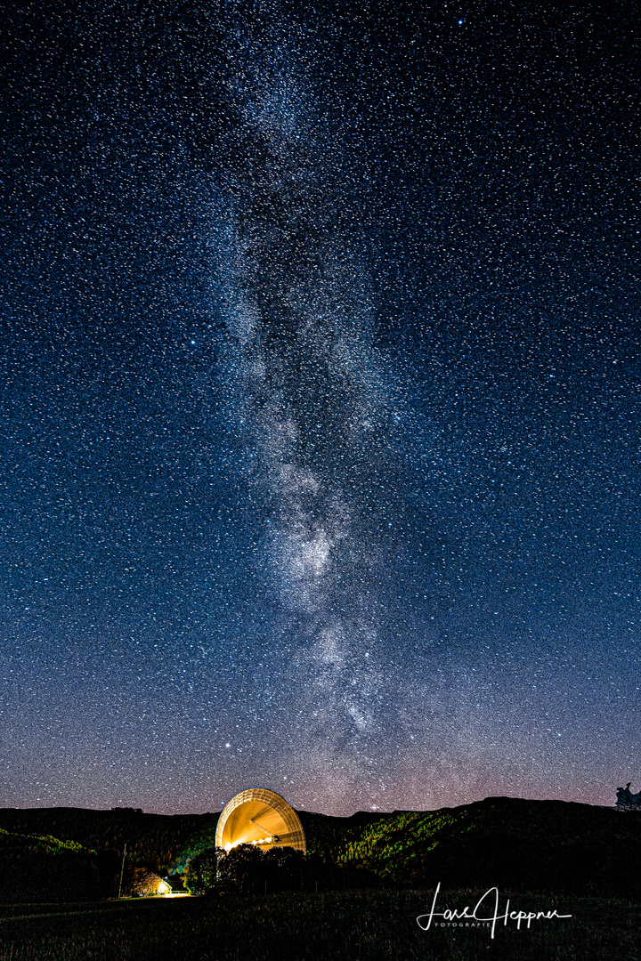 Die Milchstrasse am Radioteleskop in der Eifel