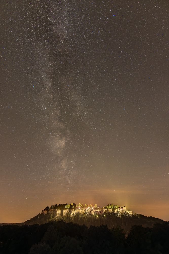 Die Milchstraße über der Festung Königstein.