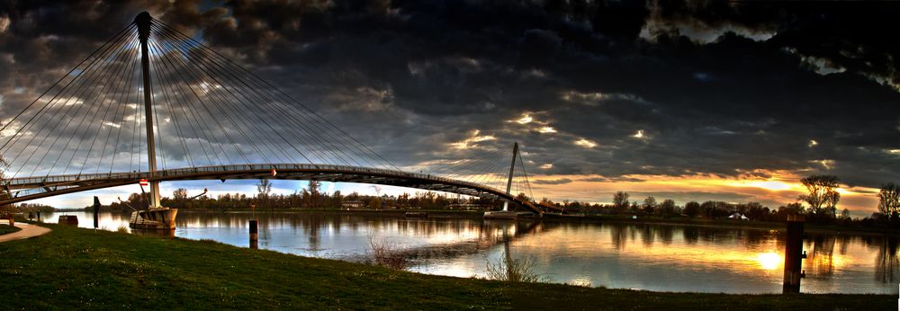 Die Mimram-Brücke in Kehl am Rhein Panorama