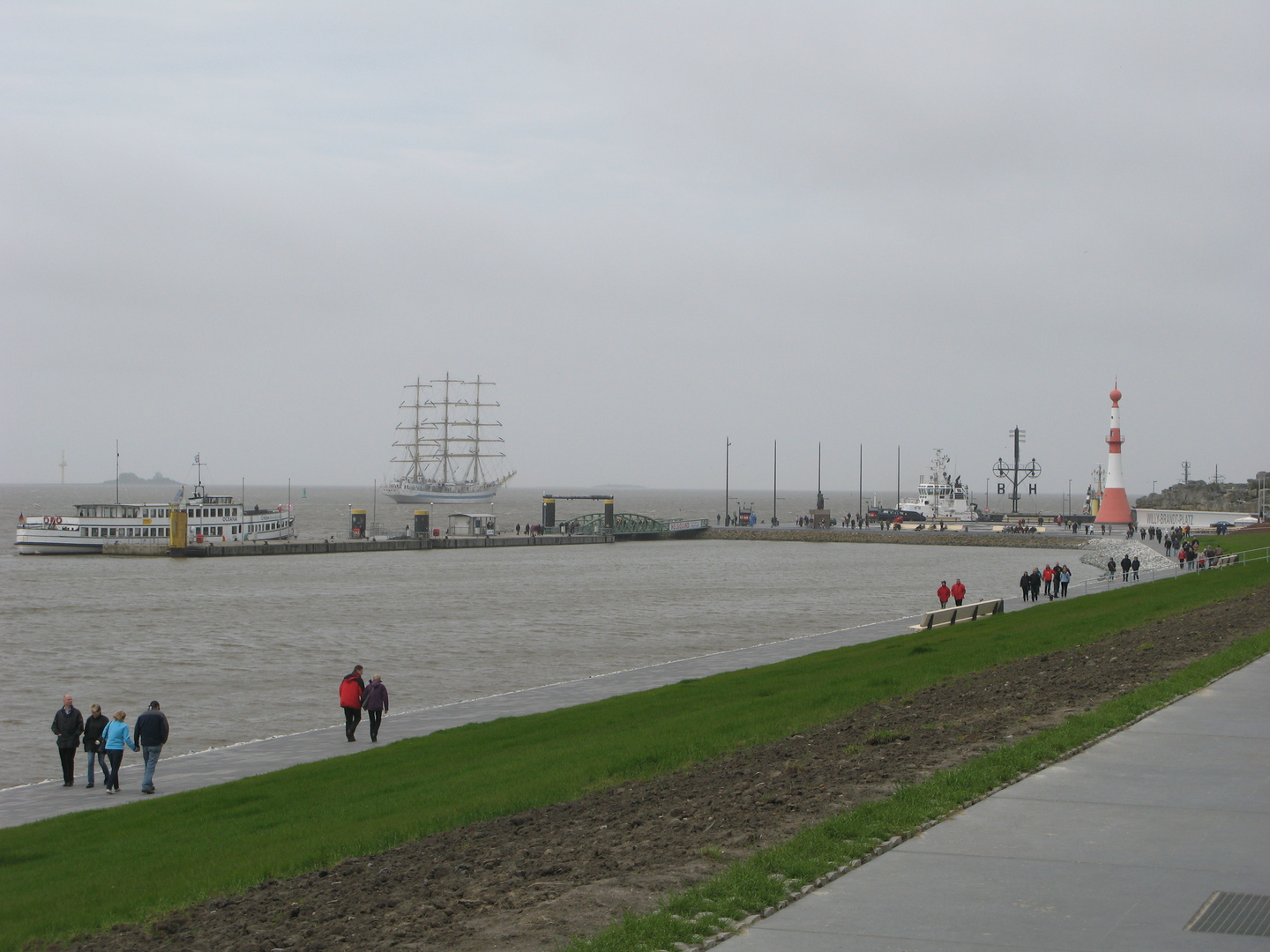 Die 'MIR' zu Besuch an der Seebäderkaje, Bremerhaven