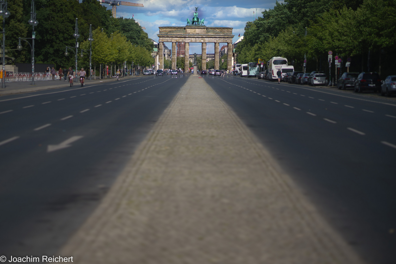 Die mit dem Auto zugängliche Seite des Brandenburger Tors von Berlin