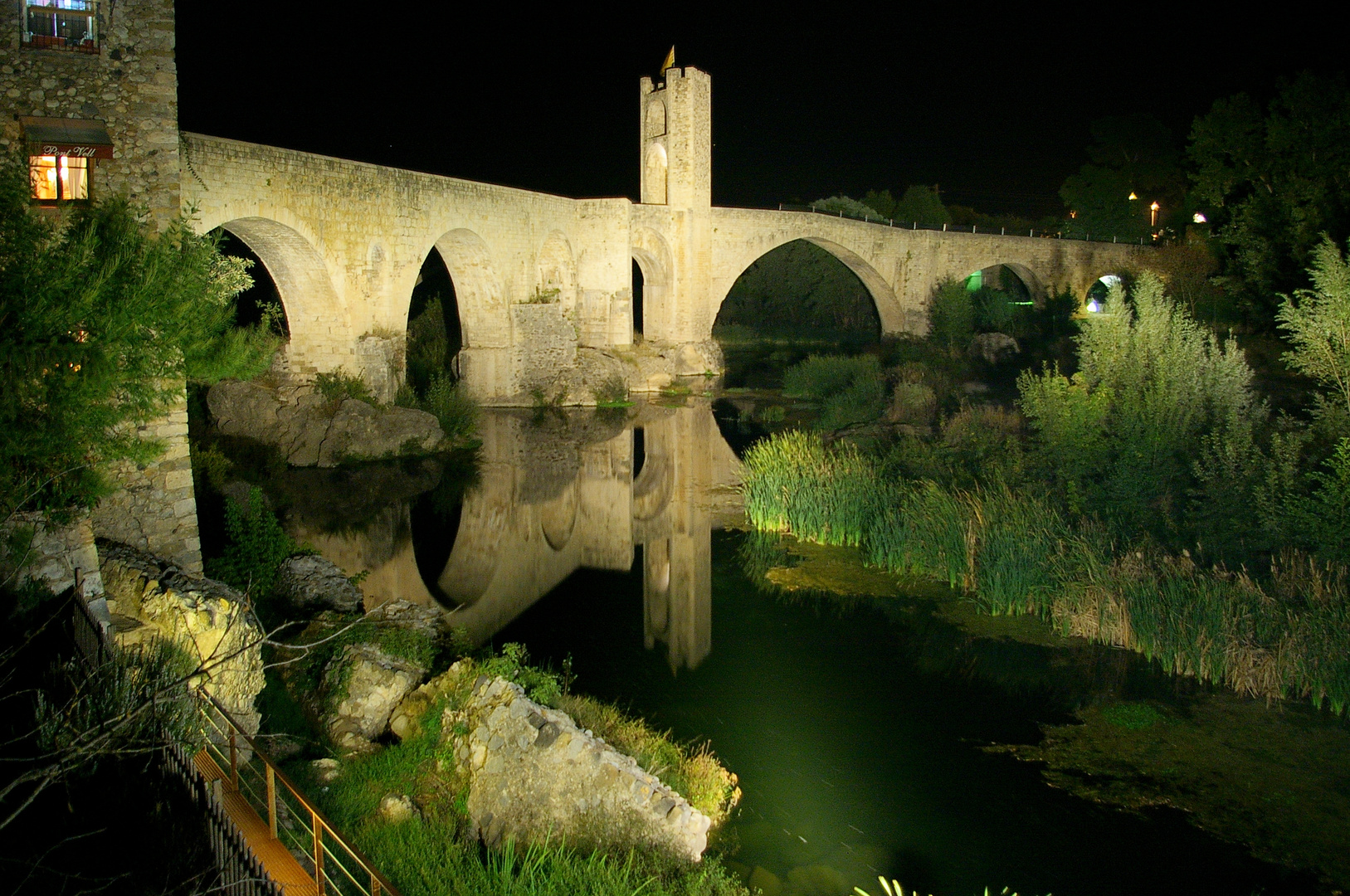 die mittelalterliche Bogenbrücke in Besalú (Katalonien)