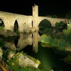 die mittelalterliche Bogenbrücke in Besalú (Katalonien)