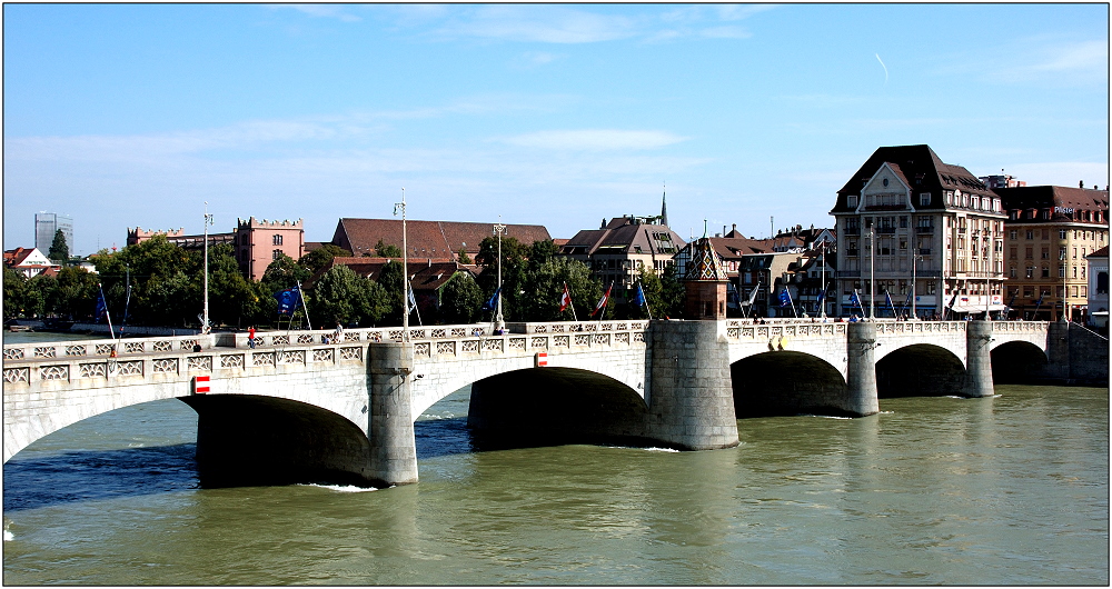 ... Die mittlere Rheinbrücke ...