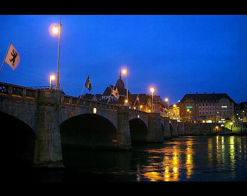 Die mittlere Rheinbrücke zu Basel bei Nacht