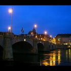 Die mittlere Rheinbrücke zu Basel bei Nacht