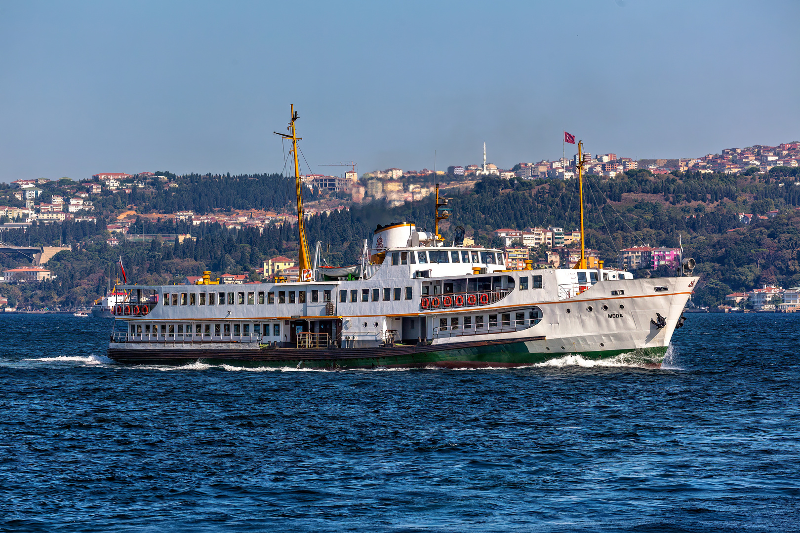 Die Moda fährt den Bosporus entlang