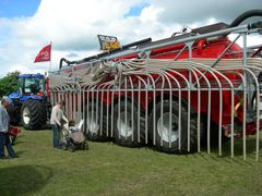 Die moderne Art Gülle auszufahren,Die Zugmaschine New Holland 9060 hat 542 PS