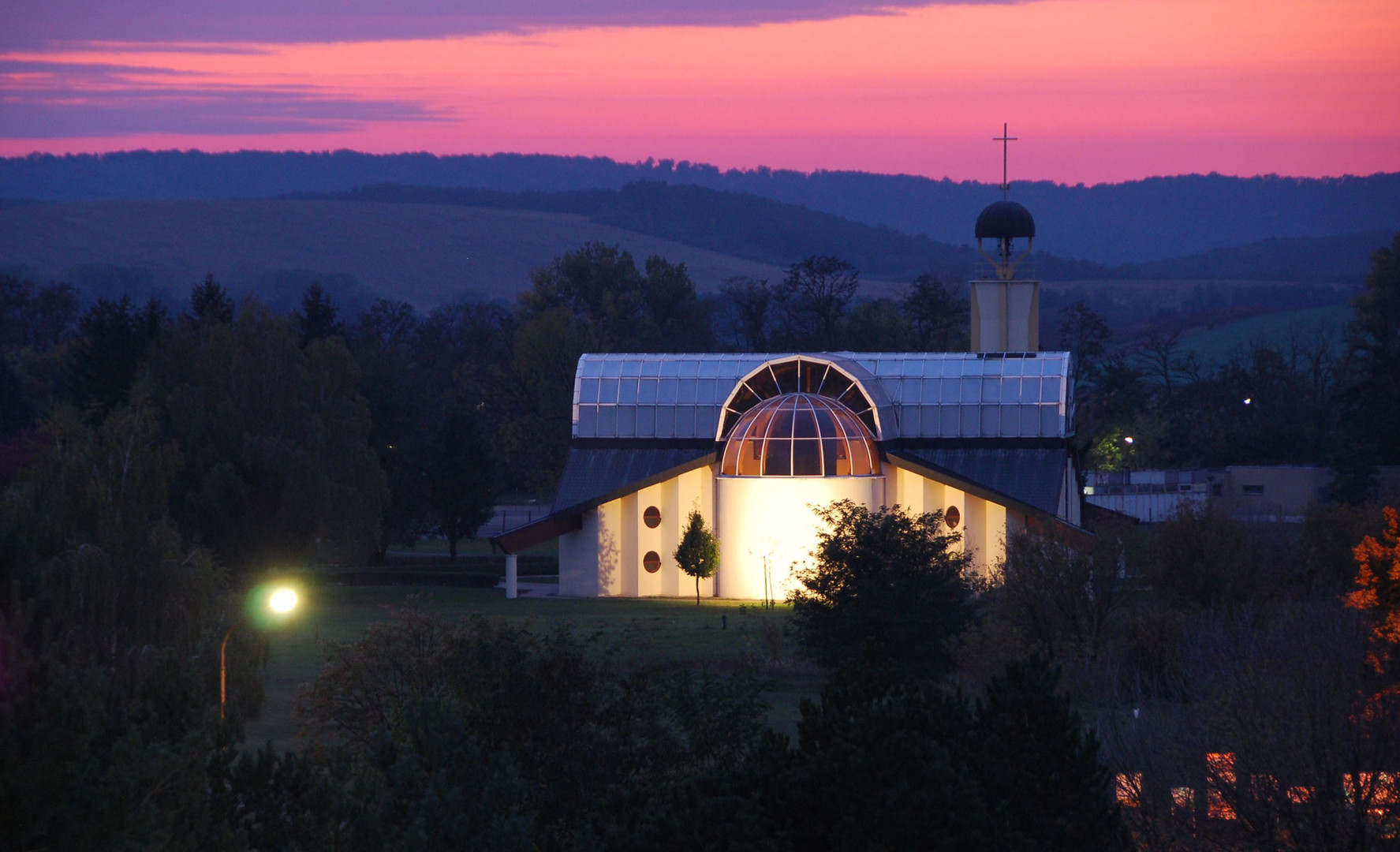 die moderne Kirche von Dudince vor dem Abendhimmel