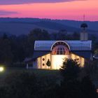 die moderne Kirche von Dudince vor dem Abendhimmel