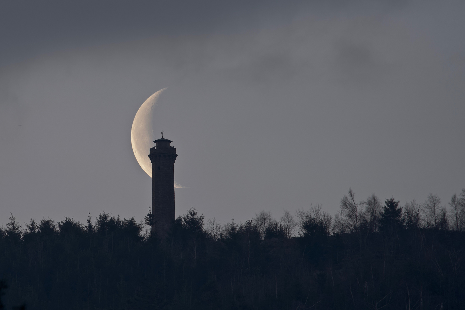 Die Mondsichel hinter dem Mooskopfturm