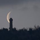 Die Mondsichel hinter dem Mooskopfturm