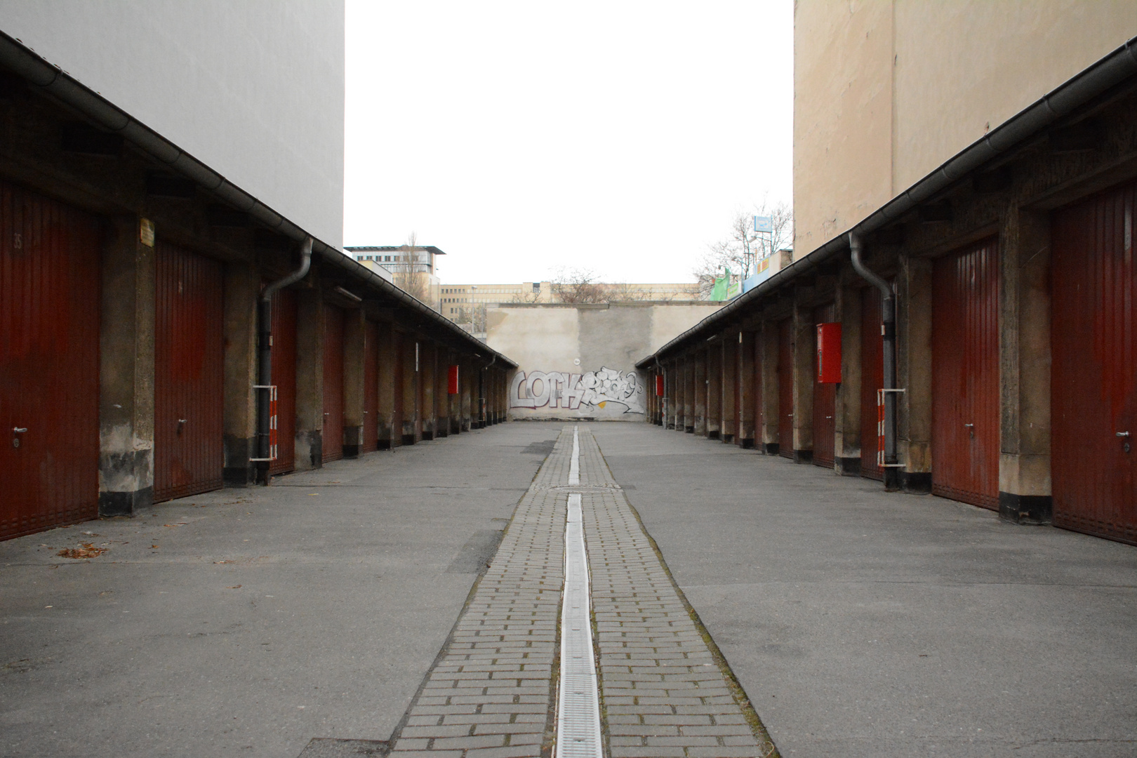 Die Monotonie Berliner Garagenanlagen