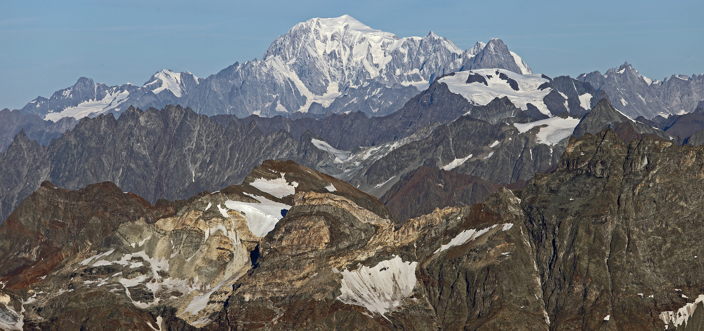 Die Mont Blanc Gruppe in 70 km Entfernung mit einer kleinen Formatänderung...