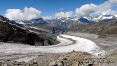 Die Monte Rosa Hütte ist auf Fels gebaut.