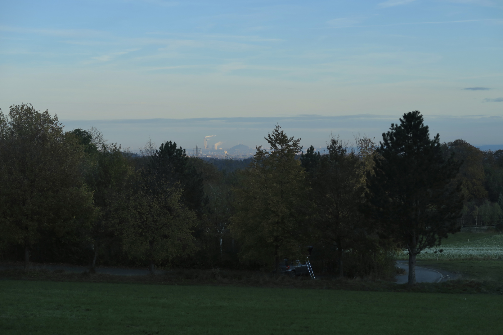 Die morgendlichen Lichter der großen Industrie aus Sicht des kleinen Dachzeltnomaden.