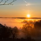 Die Morgensonne brennt wie Feuer über dem Nebel