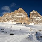 Die Morgensonne bringt die Drei Zinnen (Südseite) zum leuchten. Die 7 km lange Passstrasse ist im...