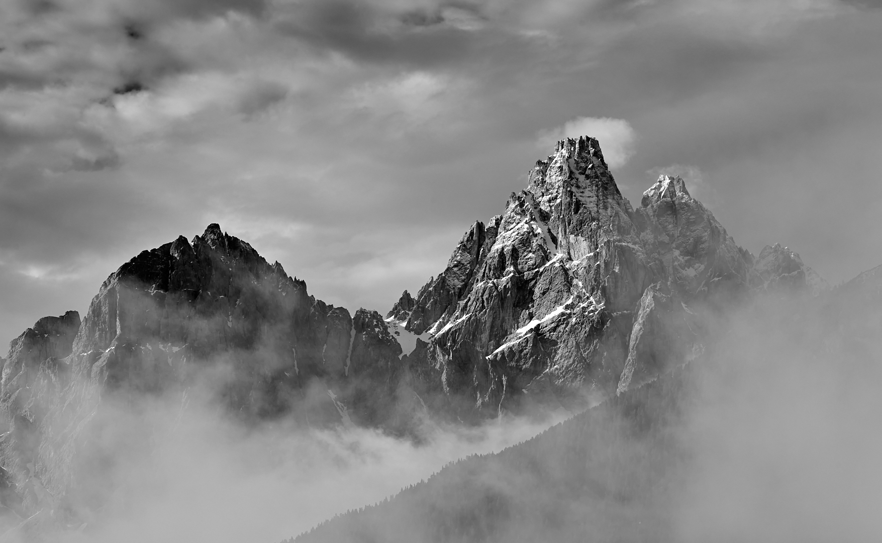 Die Morgensonne fällt auf die 3145 m hohe Dreischusterspitze