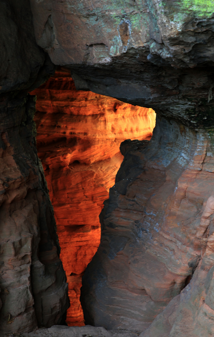 Die Morgensonne läßt den Felsen erglühen