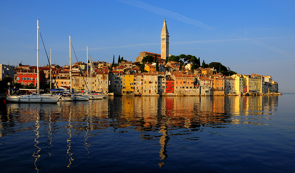 Die Morgensonne lässt die Stadt Rovinj in tollen Farben erstrahlen