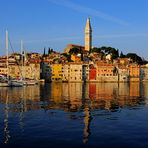 Die Morgensonne lässt die Stadt Rovinj in tollen Farben erstrahlen