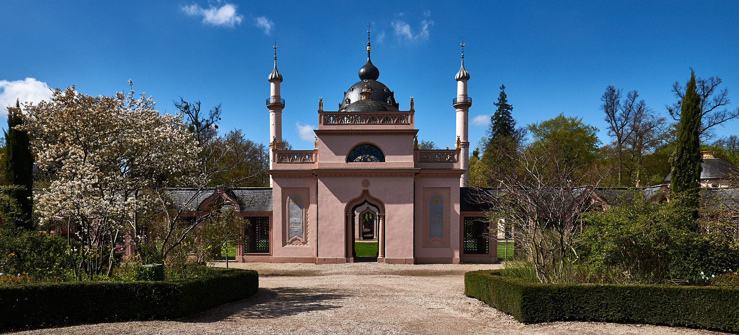 Die Moschee im Schwetzinger Schlossgarten (auch als „Rote Moschee“ bekannt)...