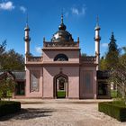 Die Moschee im Schwetzinger Schlossgarten (auch als „Rote Moschee“ bekannt)...