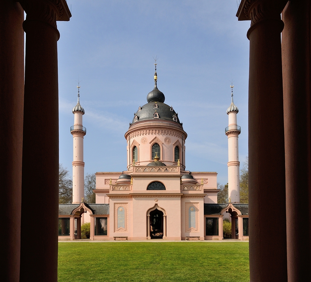 Die Moschee im Schwetzinger Schlossgarten (auch als „Rote Moschee“ bekannt) ...