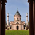 Die Moschee im Schwetzinger Schlossgarten (auch als „Rote Moschee“ bekannt) ...