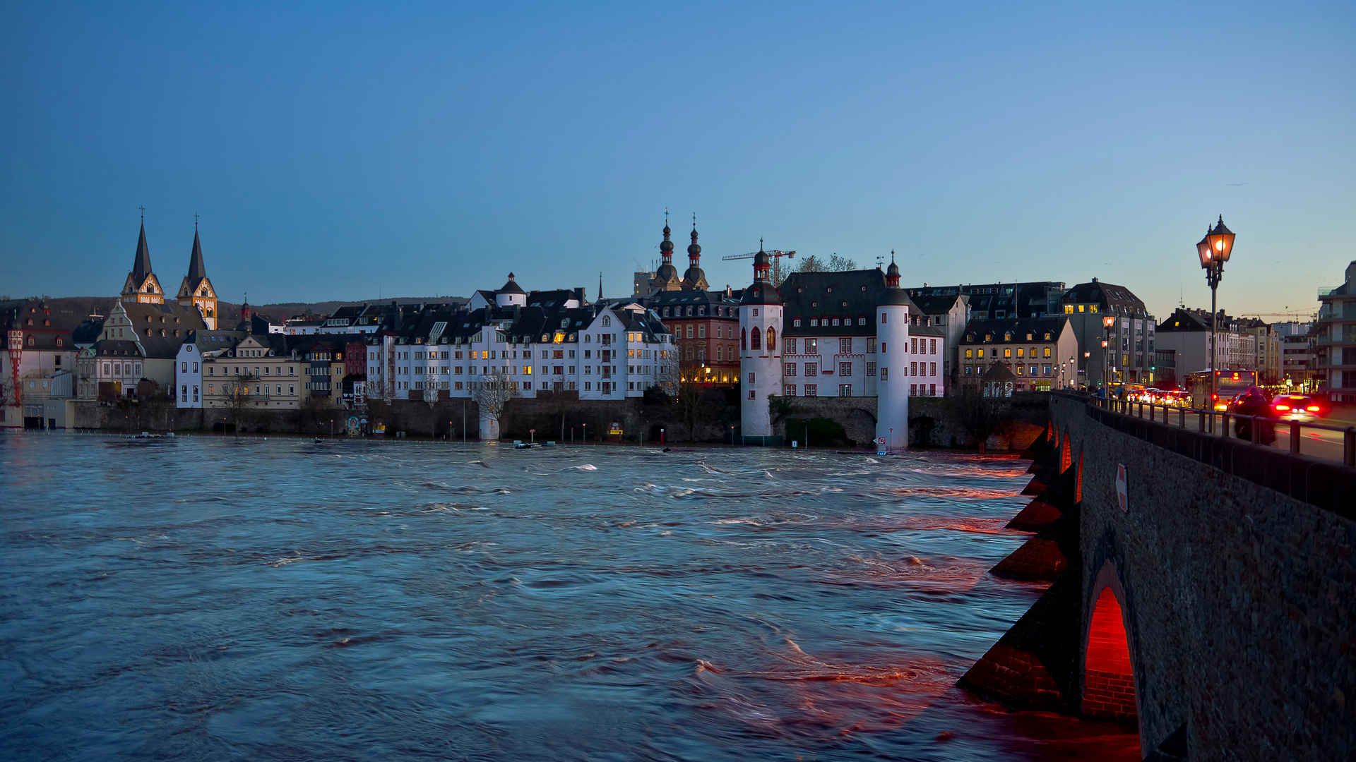 Die Mosel in Koblenz am 5. Feb 2020 eine halbe Stunde nach Sonnenuntergang