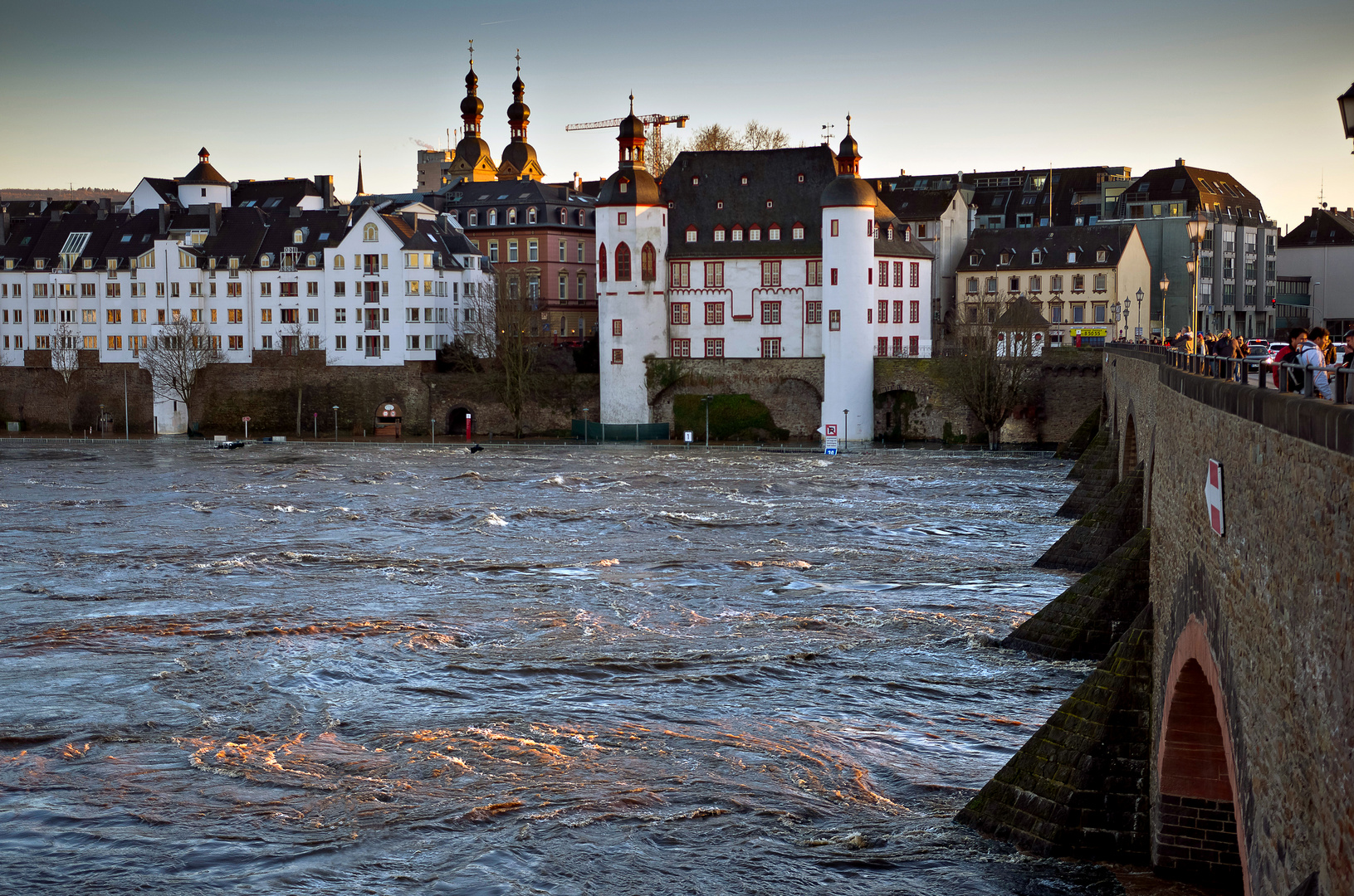 Die Mosel in Koblenz am 5. Feb. 2020 eine halbe Stunde vor Sonnenuntergang