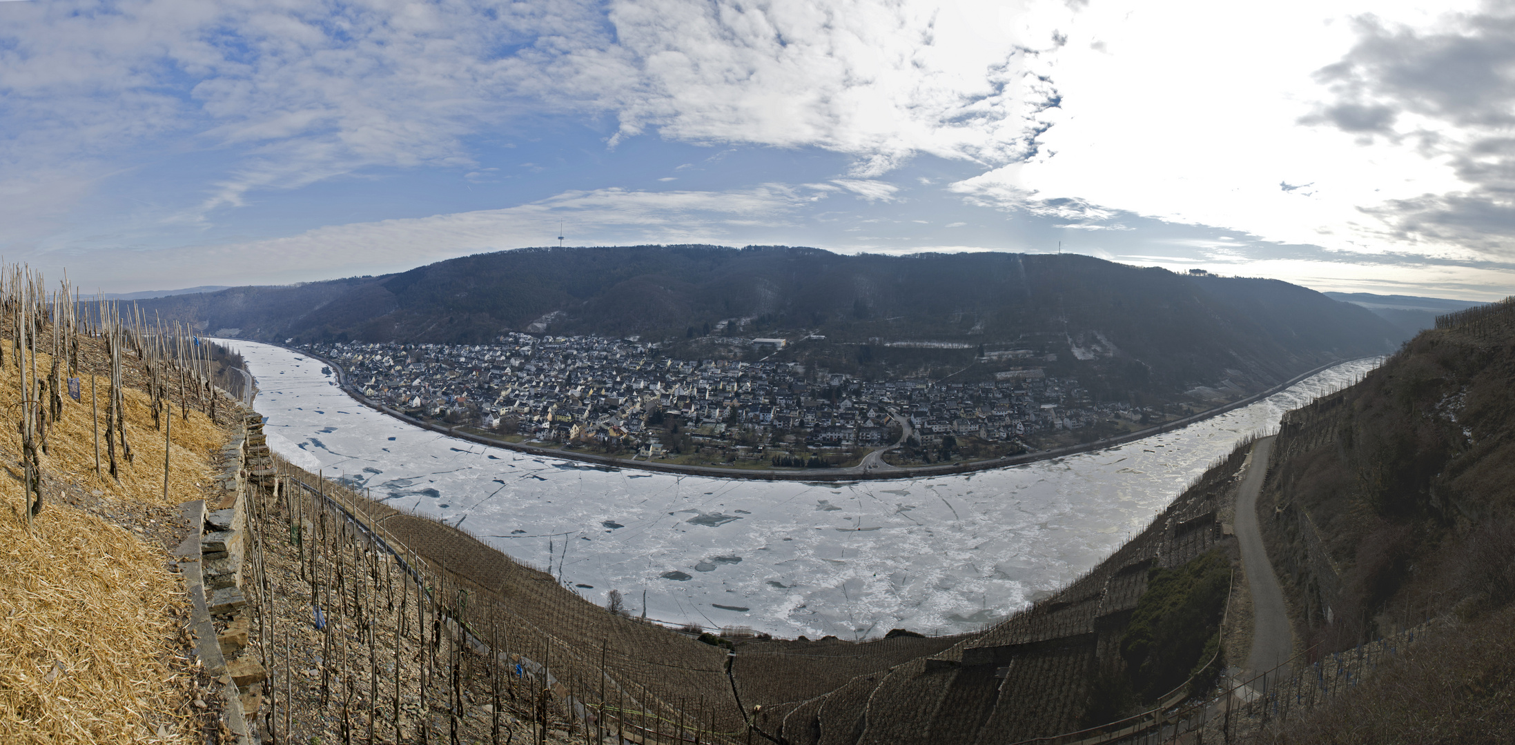 Die Mosel ist bei Koblenz-Lay zugefroren