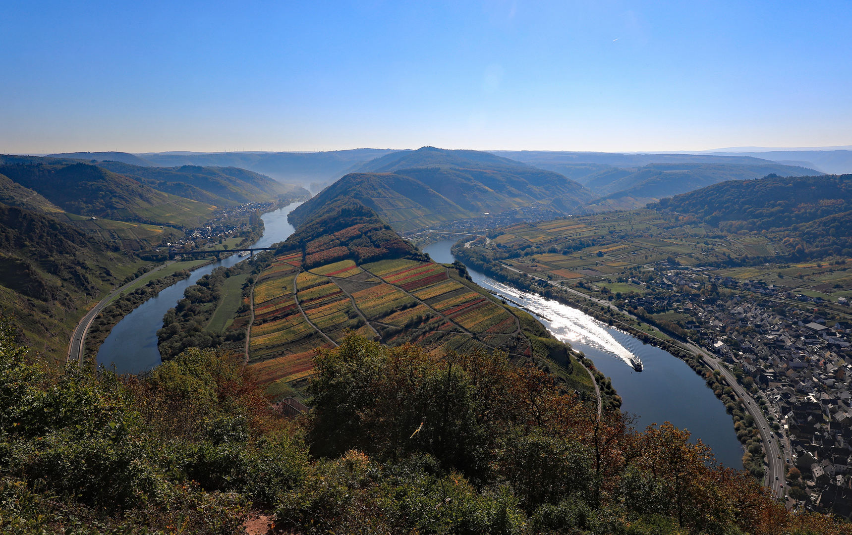 Die Moselschleife bei Bremm vom Gipfel des Calmont aus