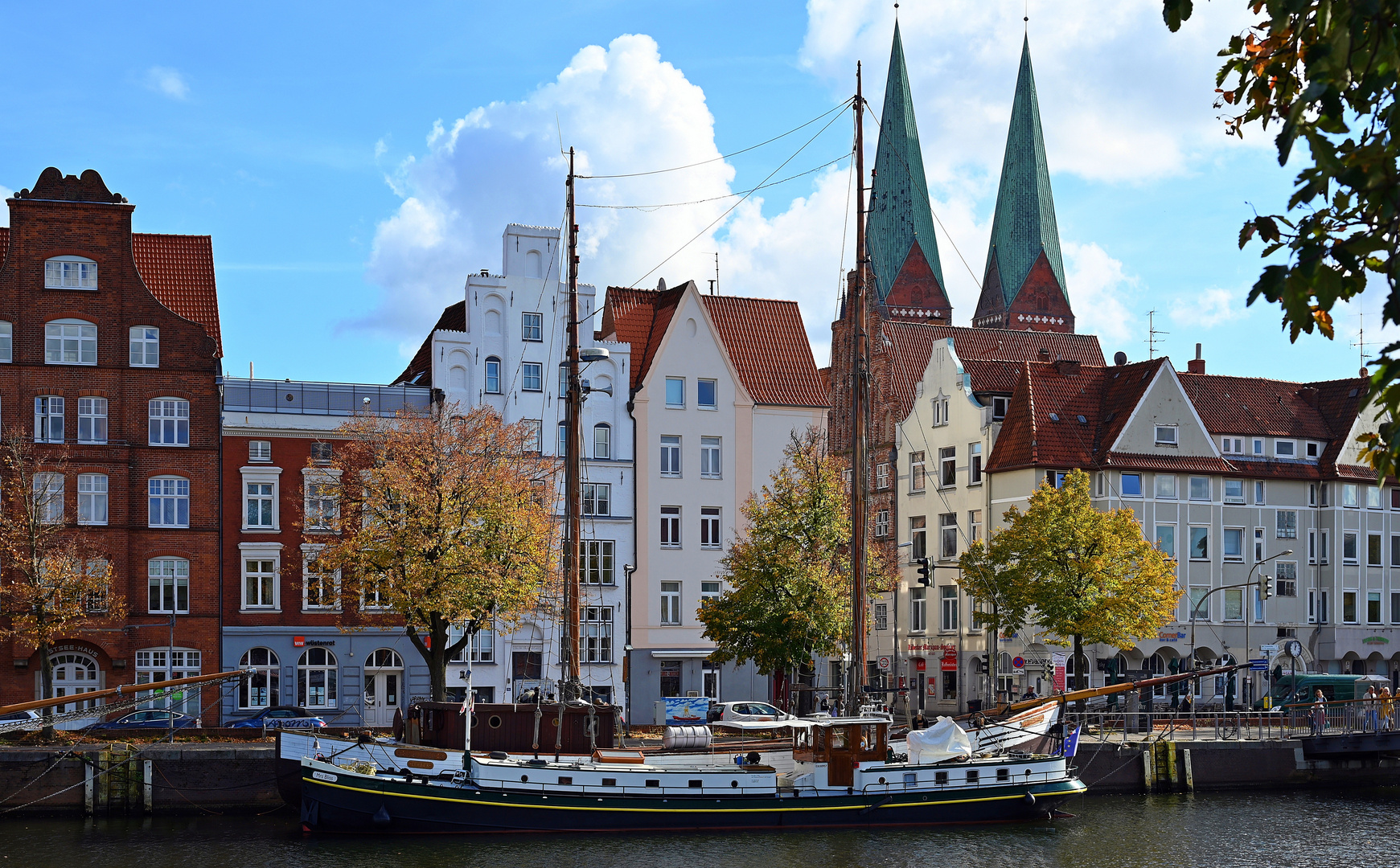 Die Mrs Bliss am Liegeplatz an der Untertrave in Lübeck