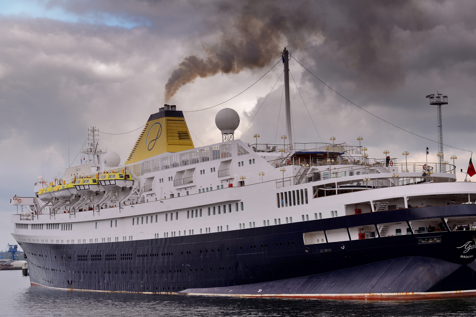 Die MS Azores im Kieler Hafen