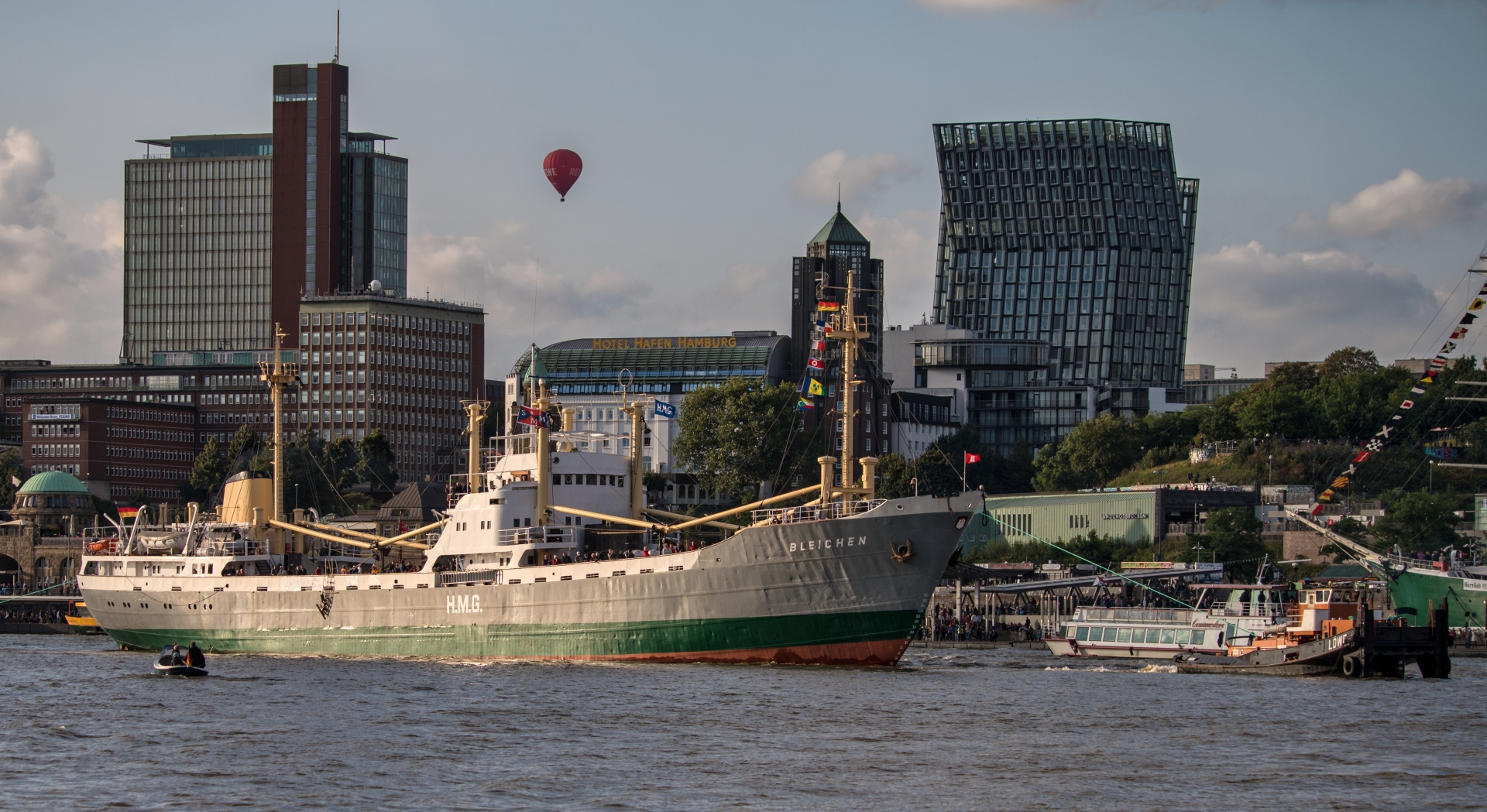 Die "MS Bleichen" auf der Elbe