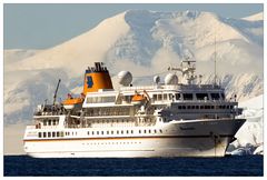 Die MS Bremen auf Expeditionskreuzfahrt vor der antarktischen Halbinsel