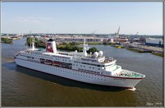 Die MS Deutschland Ende August 2012 in Hamburg