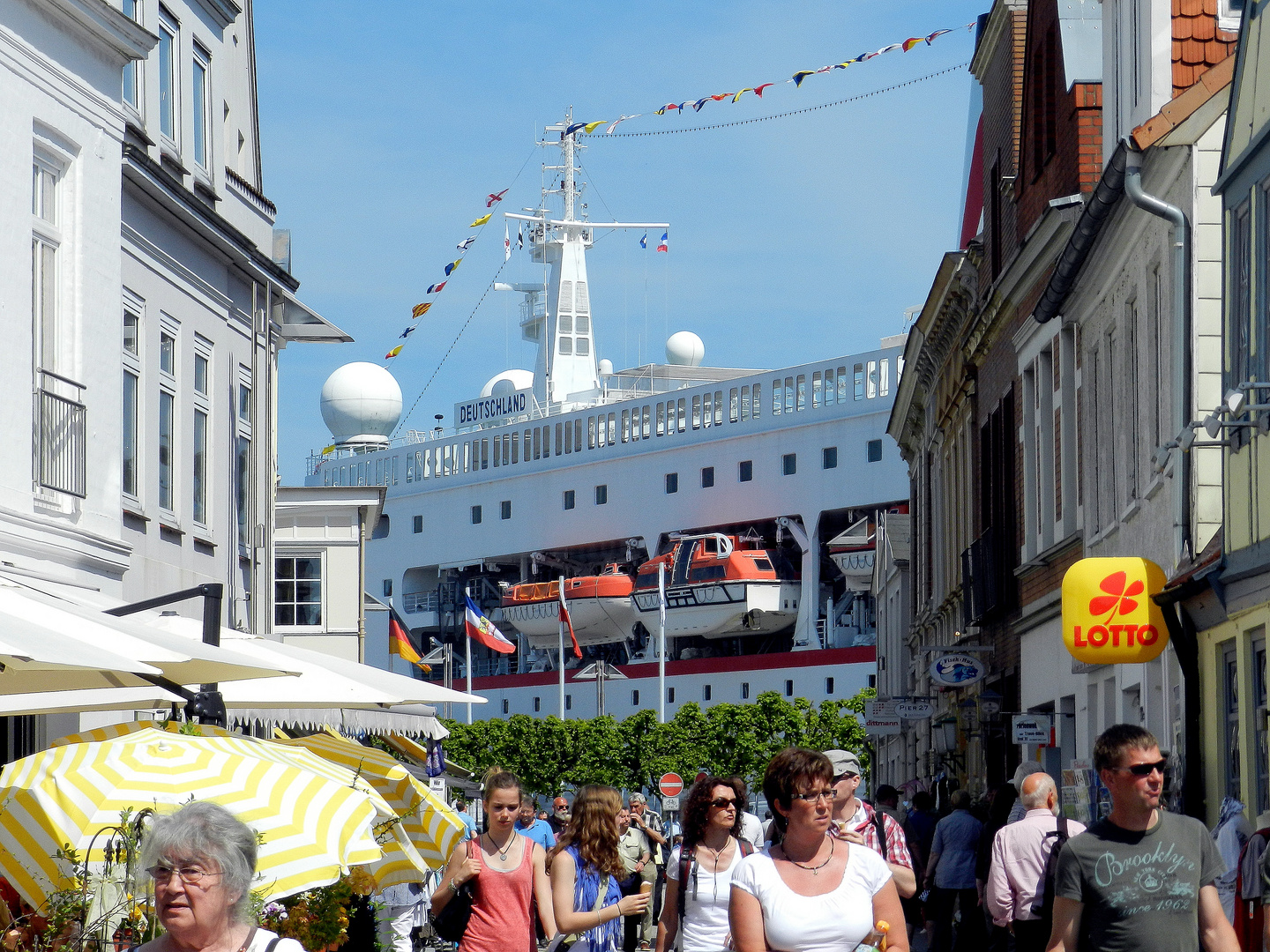 Die "MS DEUTSCHLAND" in den Straßen von Travemünde