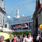 Die "MS DEUTSCHLAND" in den Straßen von Travemünde