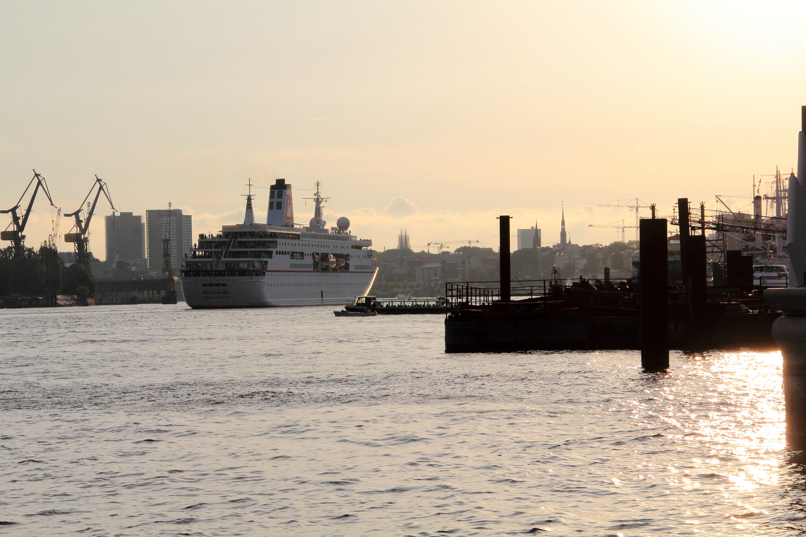 Die MS Deutschland verlässt den Hamburger Hafen