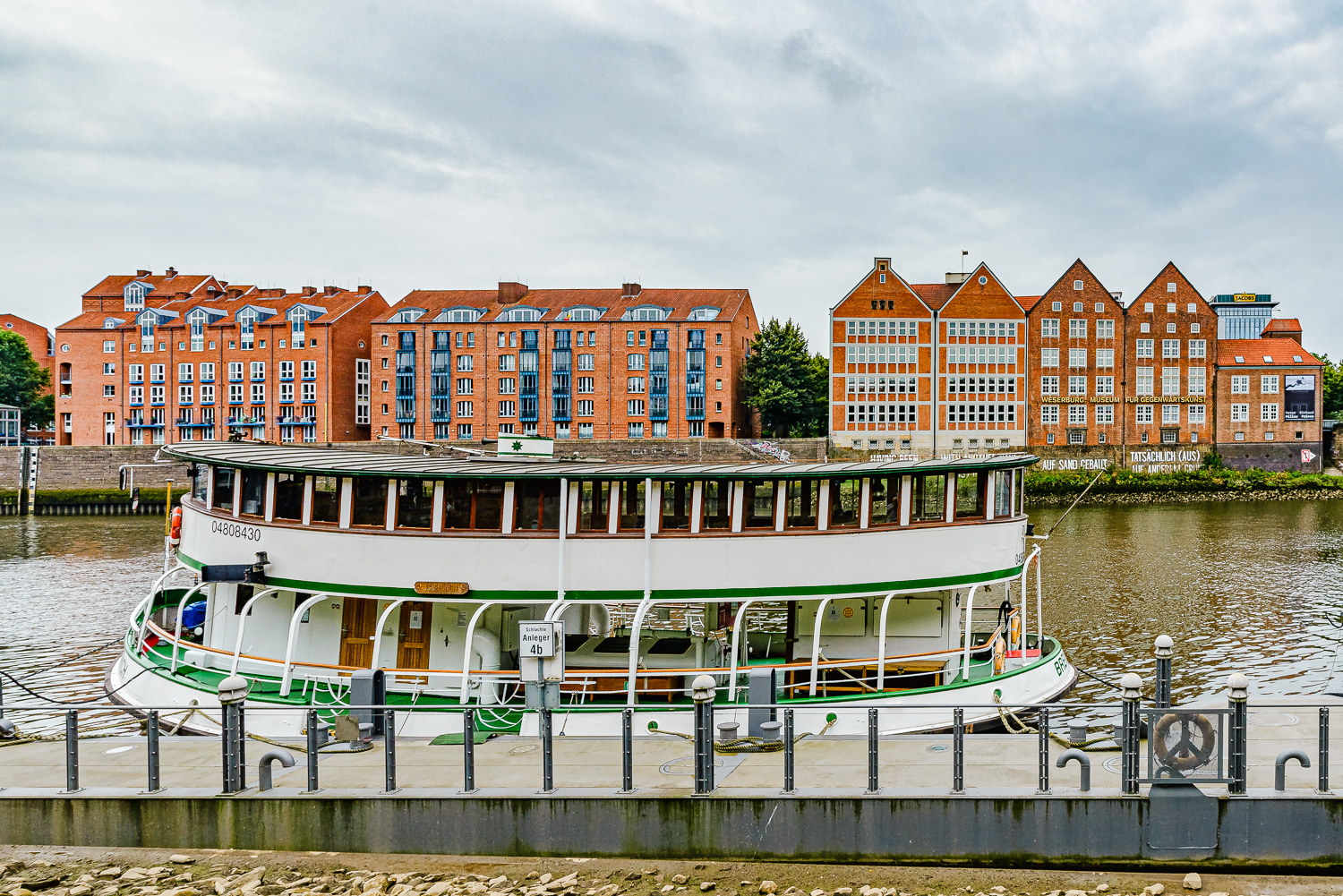 Die MS Fridrich an der Uferpromenade. 