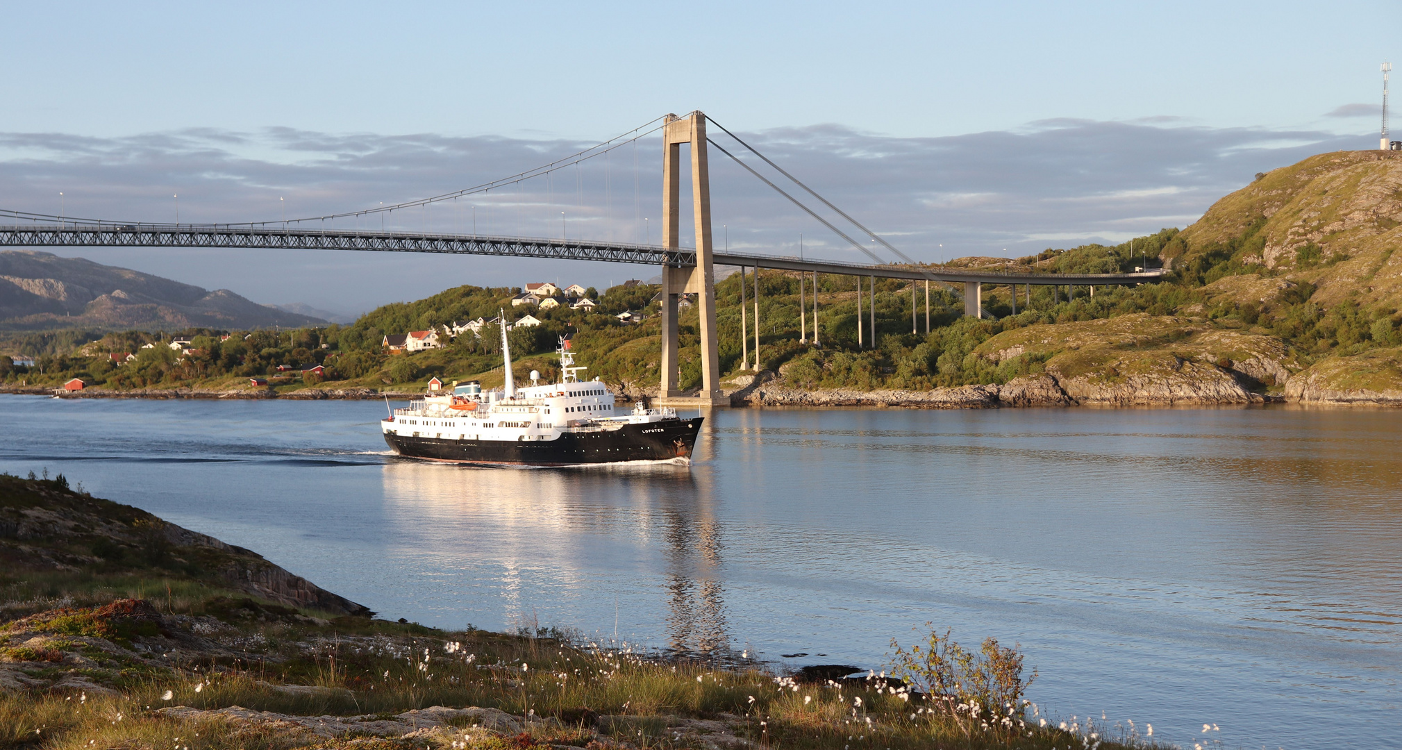 DIe MS Lofoten südgehend abends in Rörvik