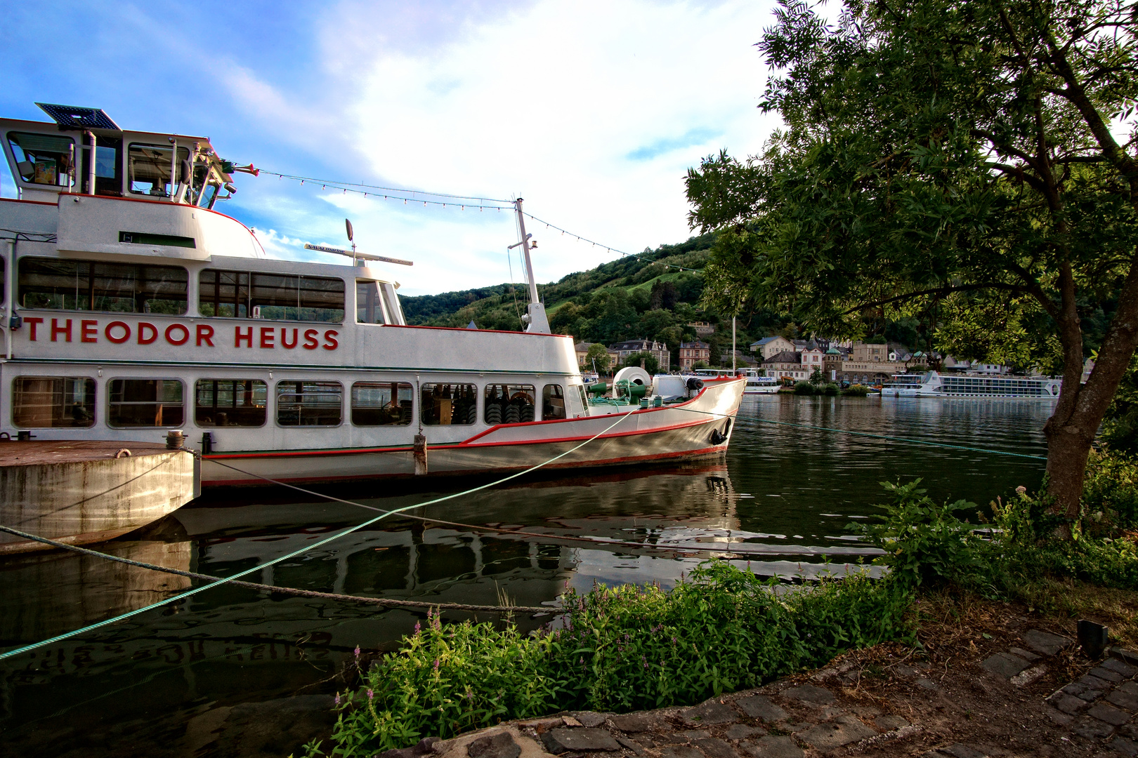 Die MS Theodor Heuss in Traben-Trarbach mit Spiegelung in derMosel 