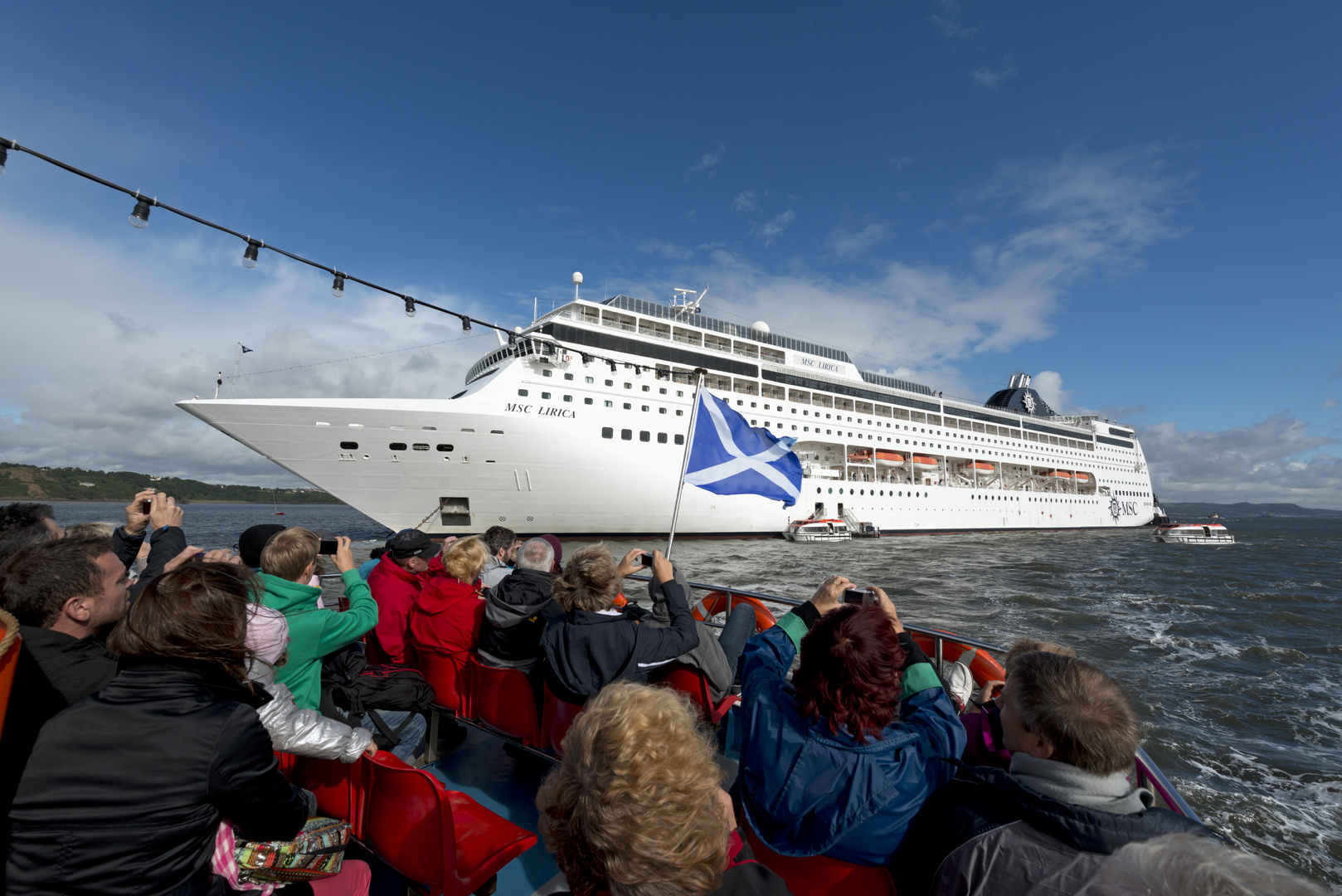 Die MSC LIRICA liegt in South Queensferry auf Reede