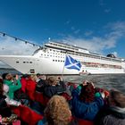 Die MSC LIRICA liegt in South Queensferry auf Reede