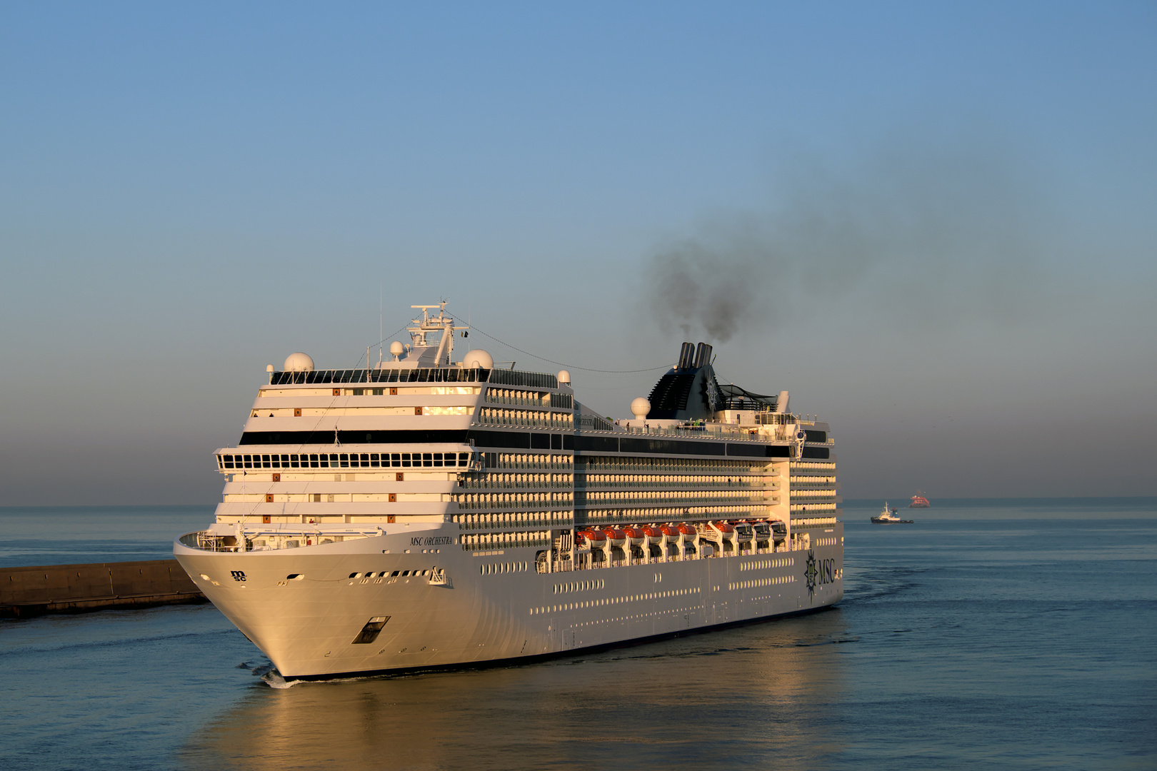 Die MSC Orchestra im Morgenlicht